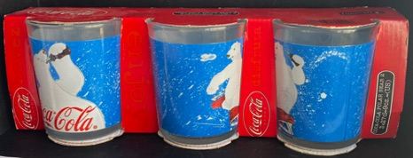 303001- € 9,00 coca cola glas set van 3  afb beer ( laag model).jpeg